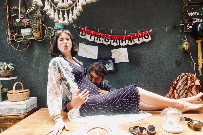 Momen Bahagia di Ulang Tahun Dimas Anggara, Nadine Chandrawinata Umumkan Kehamilan