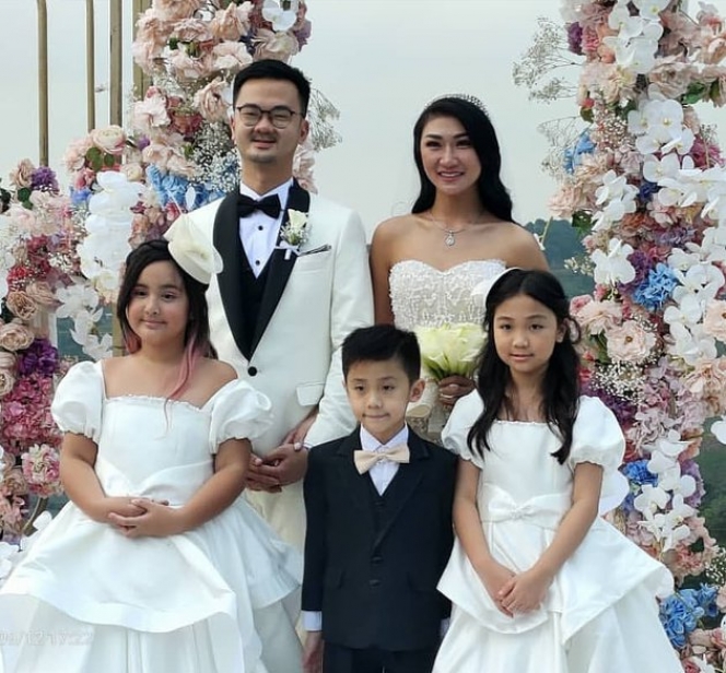 9 Potret Mikhayla jadi Flower Girl di Pernikahan Mantan Asisten Nia Ramadhani