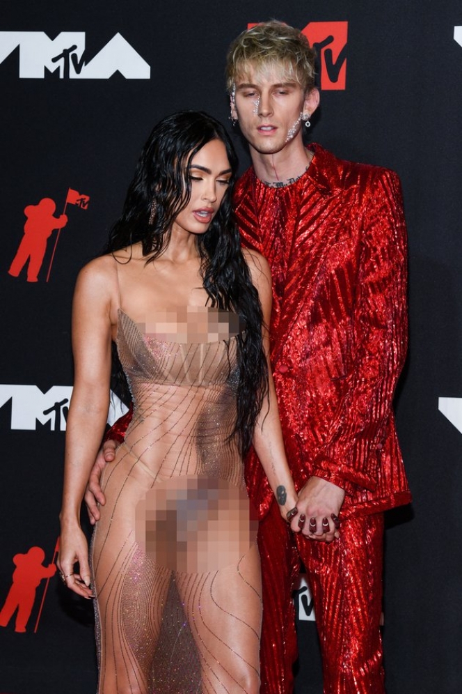 Potret Megan Fox di Red Carpet MTV VMA 2021 dengan Gaun Super Tipis