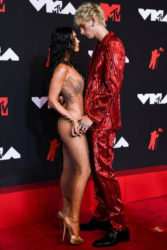 Potret Megan Fox di Red Carpet MTV VMA 2021 dengan Gaun Super Tipis