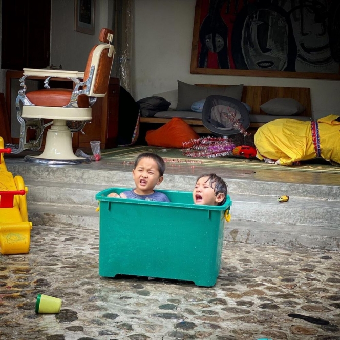 Sederet Potret Anak Selebriti Bermain di Ember, Definisi Bahagia Gak Harus Mahal