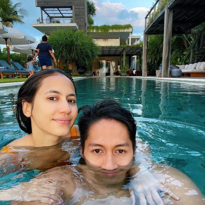 Potret Pevita Pearce dan Arsya Rasyid di Kolam Renang yang Kocak Banget, Bikin Netizen Patah Hati!
