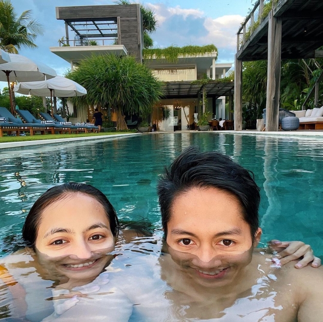 Potret Pevita Pearce dan Arsya Rasyid di Kolam Renang yang Kocak Banget, Bikin Netizen Patah Hati!