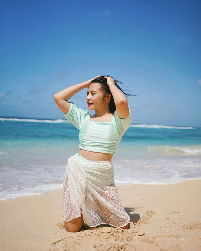 7 Inspirasi Summer Dress Ala Prilly Latuconsina yang Makin Berani dan Stunning Abis!