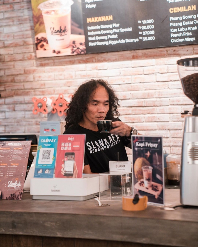 6 Artis Indonesia yang Terjun ke Bisnis Coffee Shop, Telaten Layani Pelanggan Sendiri!
