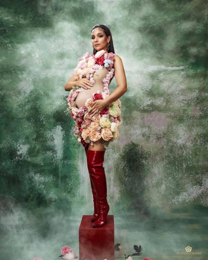 Gaya Maternity Shoot Vanessa Lima dan Erick Iskandar Penuh Taburan Bunga, Elegan Banget!