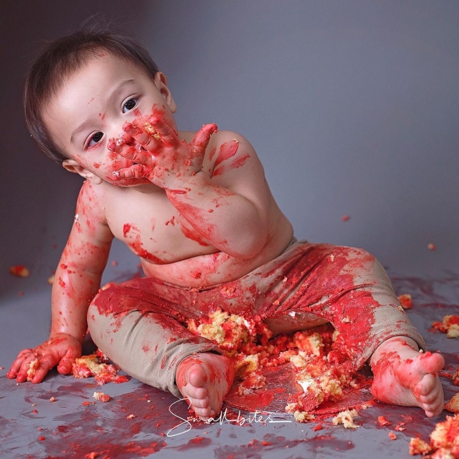 Baby Air Anak Irish Bella Rayakan Ulang Tahun Pertama, Gemes Banget Belepotan Kue Tart!