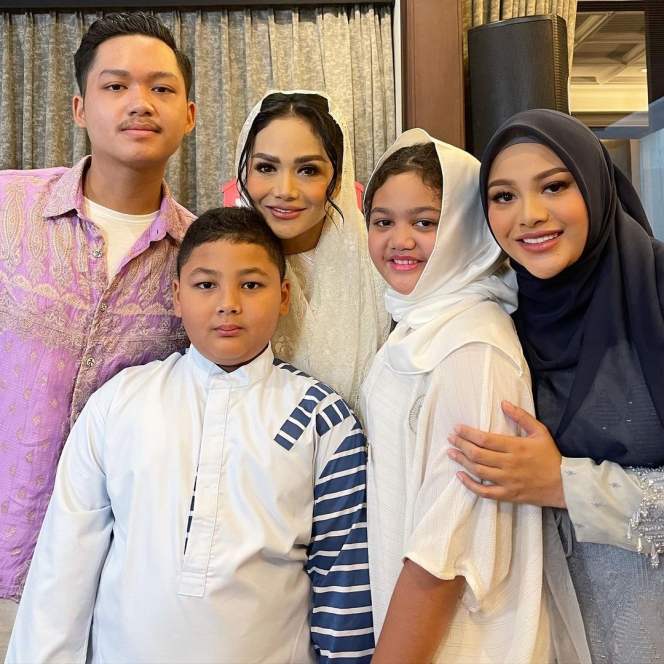 Potret Pengajian 4 Bulanan Kehamilan Aurel Hermansyah, Krisdayanti dan Anak-anaknya Ikut Hadir