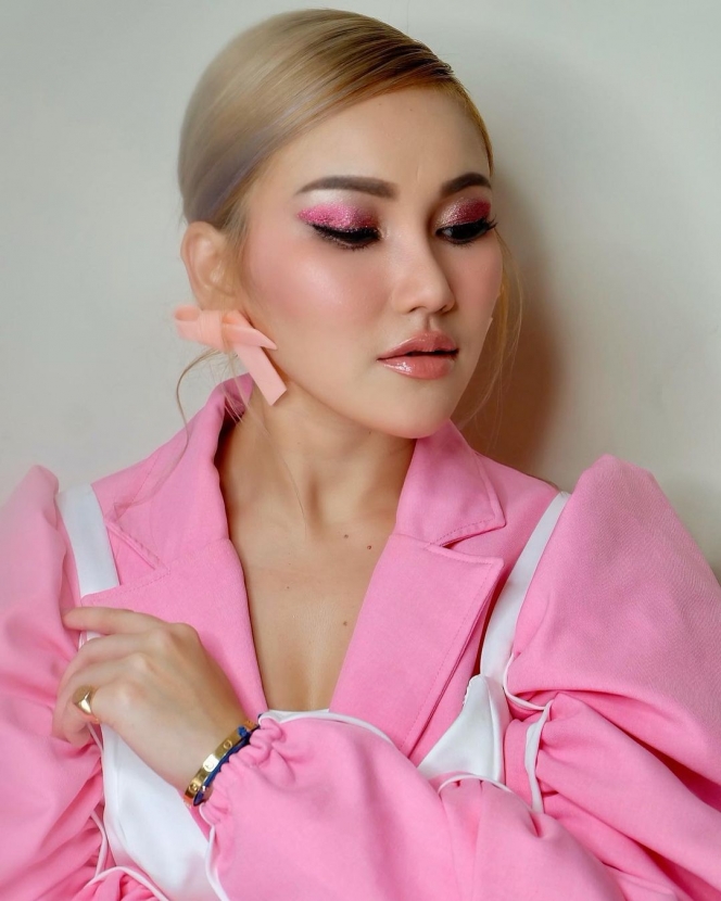 Potret Detail Gaya Ayu Ting Ting yang Disebut Mirip Rose BLACKPINK, Manis dengan Outfit Serba Pink