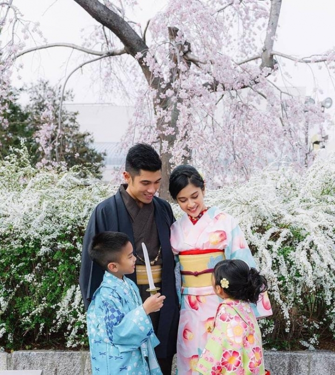 10 Potret Keluarga Kecil Dian Sastro Wardoyo yang Jarang Tersorot, Hangat dan Bahagia