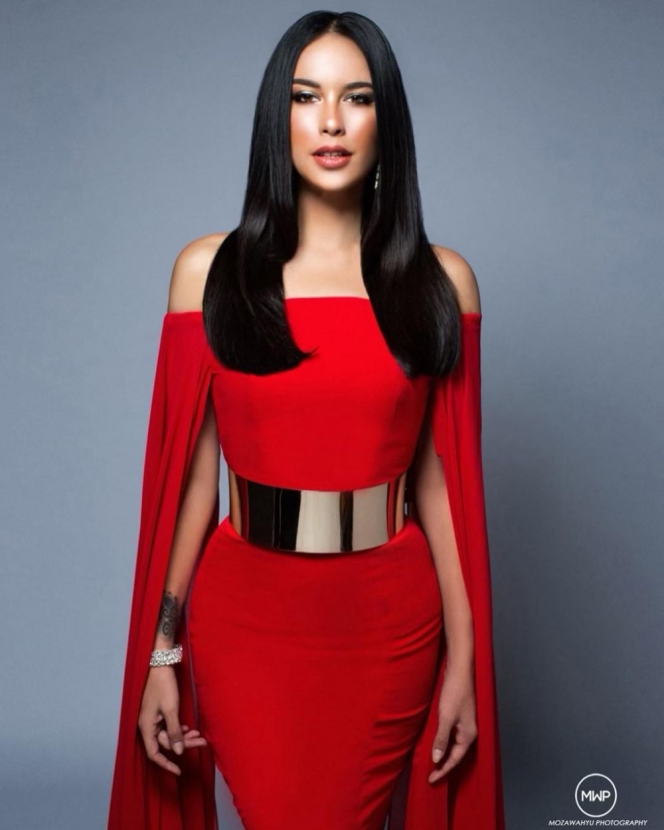 Sederet Potret Sophia Latjuba Pakai Baju Serba Merah, Tato Hingga Punggung Mulus Curi Perhatian