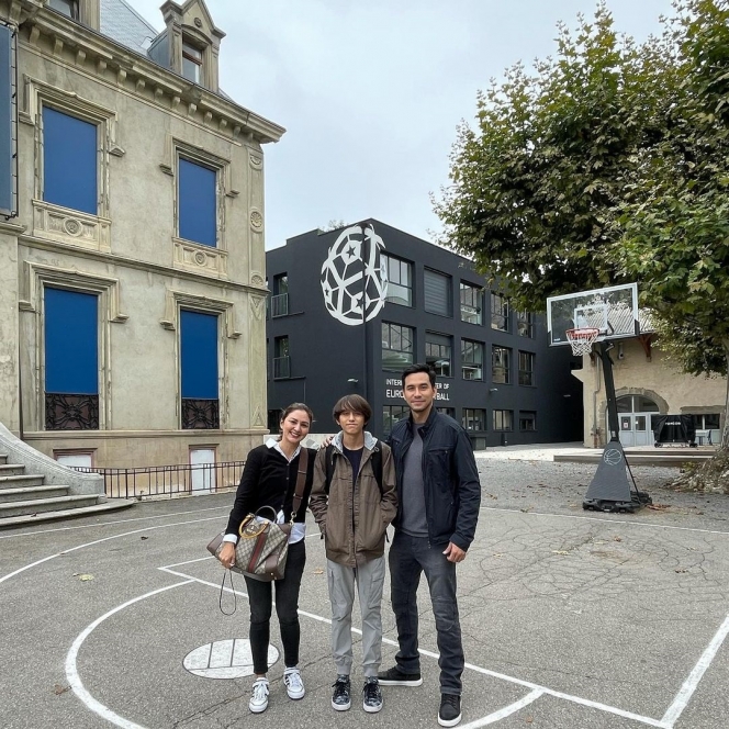 Potret Darius Sinathrya dan Donna Agnesia di Perancis, Antar Anak Belajar di Akademi Sepak Bola