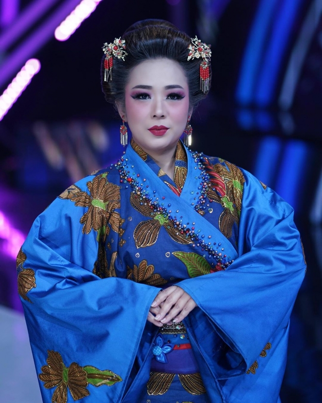 Biasa Tampil dengan Kebaya, Berikut 10 Gaya Soimah Pakai Baju Kimono yang Anggun Banget