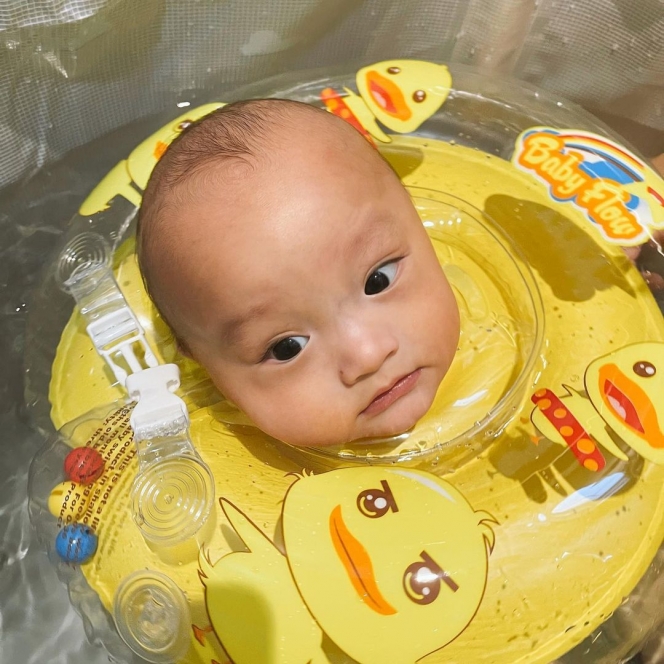 Potret Baby Anzel Anak Audi Marissa saat Pertama Kali Berenang, Gemes Banget!