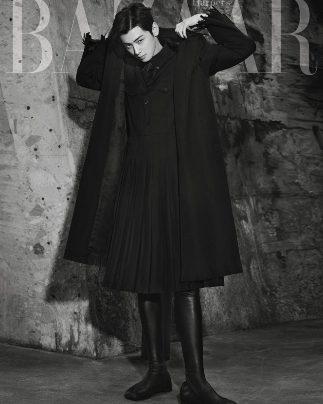 Ganteng Banget, Ini 9 Potret Cha Eun Woo Jadi Model Cover Majalah, Pakai Rok Bikin Mleyot