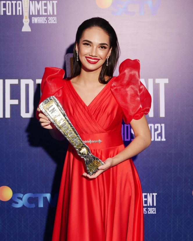 Pesona Haico Van der Veken di Infotainment Awards 2021, Serba Merah yang Stunning Abis!