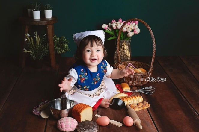 Potret Baby Chloe Anak Asmirandah Fotosyut Pakai Baju Tradisional Belanda, Makin Mirip Boneka!