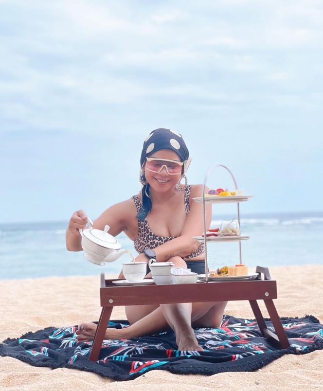 7 Momen Liburan Melaney Ricardo Liburan di Bali, Tampil Menawan dengan Bikini Motif Macan