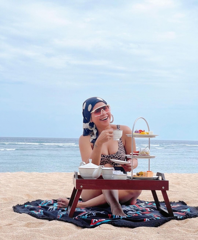 7 Momen Liburan Melaney Ricardo Liburan di Bali, Tampil Menawan dengan Bikini Motif Macan