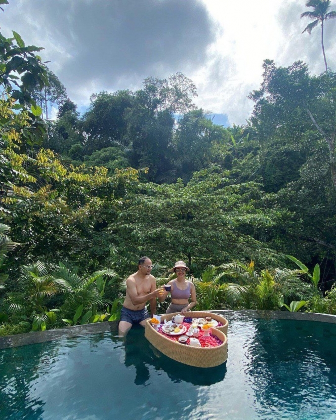 Ini Potret Liburan Iis Dahlia dan Keluarga di Bali, Badan Langsingnya Jadi Sorotan