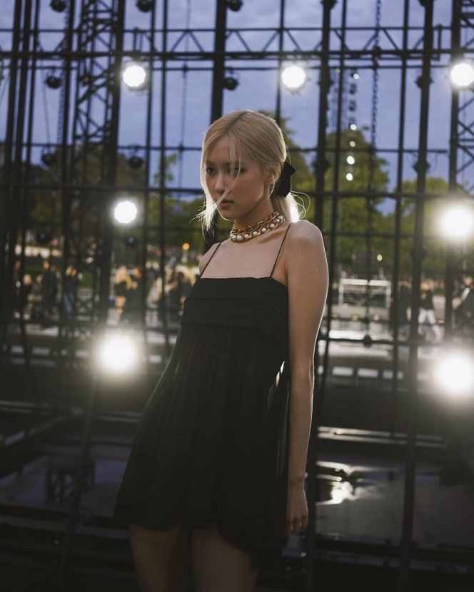 Potret Rose Blackpink Pakai Dress Tembus Pandang di Acara Paris Fashion Week 2022