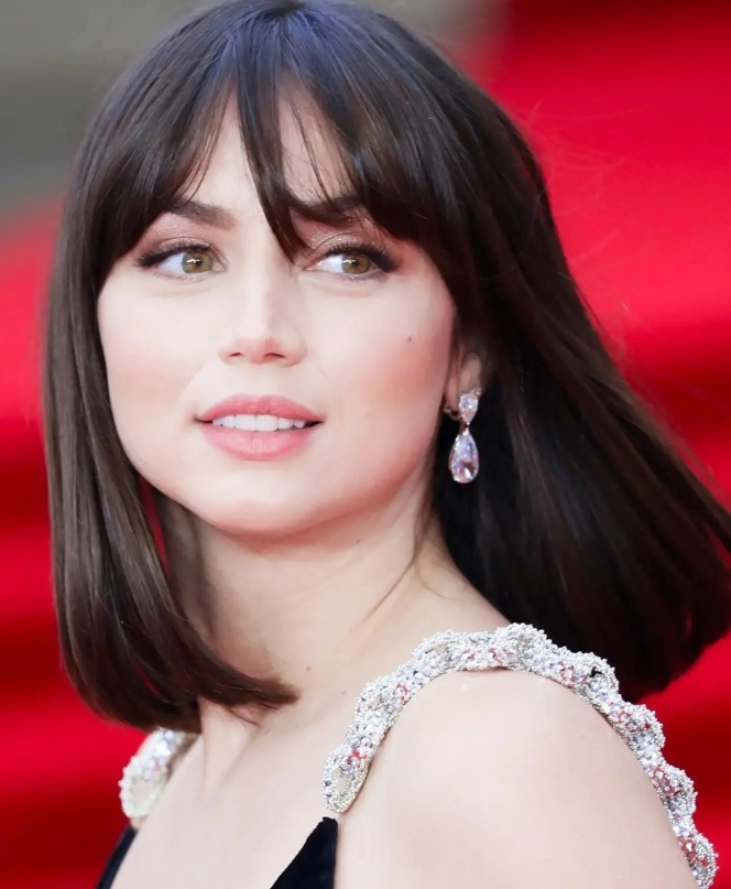 Super Cantik, Berikut 10 Potret Ana de Armas di Premier Film James Bond Terbaru