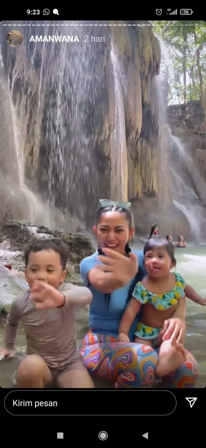Potret Rachel Vennya dan Keluarga Main ke Air Terjun di Sumba, Sandal Mewahnya Bikin Salfok!
