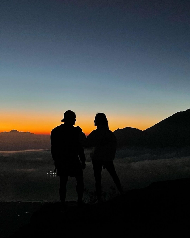 6 Potret Ibnu Jamil dan Ririn Ekawati Mendaki Gunung Batur, Romantis Sambil Nikmati Sunrise