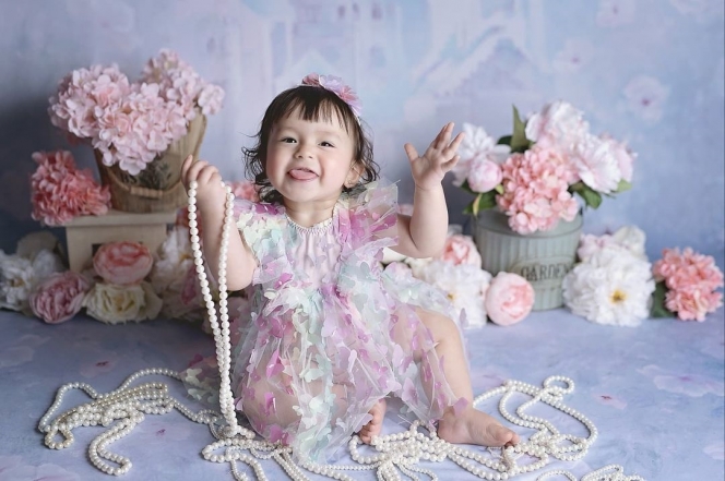 Baby Chloe Anak Asmirandah Jalani Pemotretan Bertabur Bunga, Cantik dan Gemes Abis!