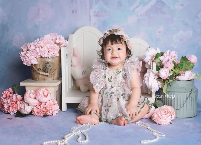 Baby Chloe Anak Asmirandah Jalani Pemotretan Bertabur Bunga, Cantik dan Gemes Abis!