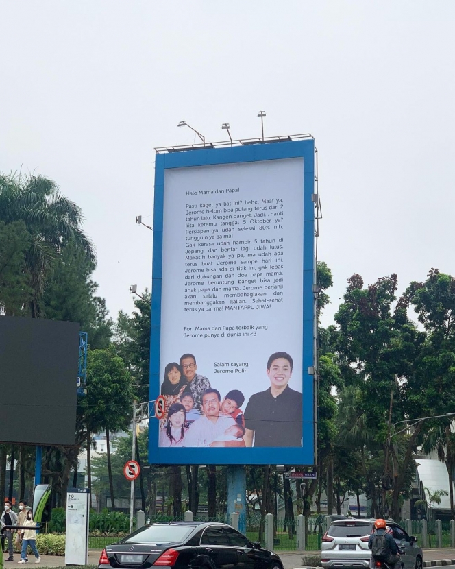 Kangen Keluarga, Selebgram Jerome Polin Tulis Pesan Haru di Billboard Untuk Kedua Orang Tuanya
