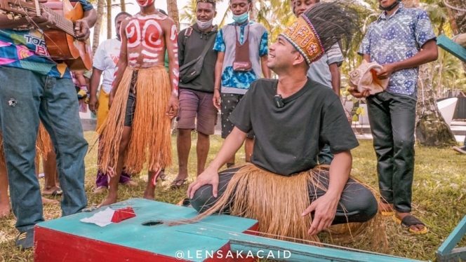9 Potret Raffi Ahmad Saat di Papua, Keakrabannya dengan Masyarakat Lokal Tuai Pujian