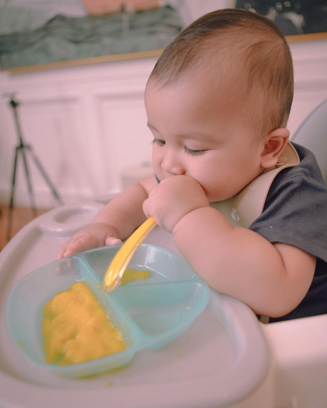 Genap Berusia 6 Bulan, Ini Potret Baby Ukkasya Belajar Makan Sendiri sampai Wajah Belepotan!