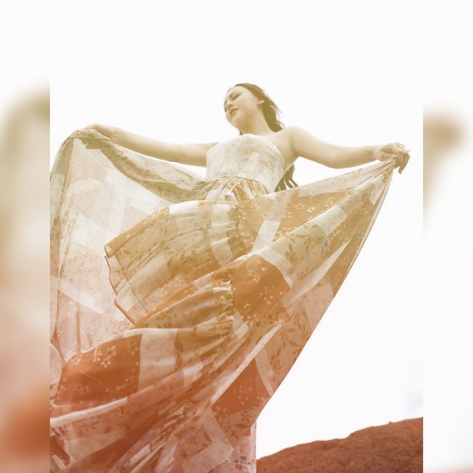 Gunakan Gaun Transparan, Ini 8 Photoshoot Terbaru Ratu Rizky Nabila Mantan Istri Alfath Fathier