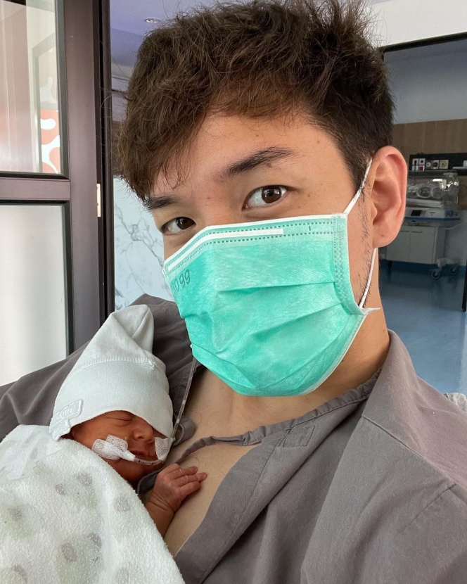 Potret Anthony Xie Momong Baby Anzel, Daddy Material Banget!