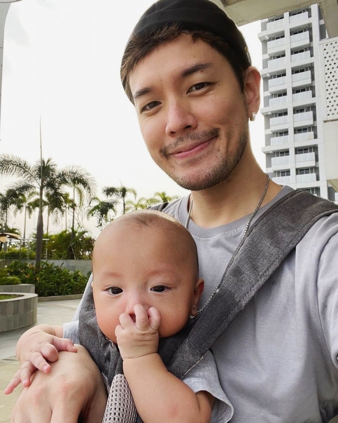 Potret Anthony Xie Momong Baby Anzel, Daddy Material Banget!