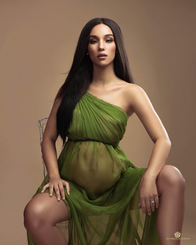 9 Gaya Maternity Shoot Terbaru Vanessa Lima dan Erick Iskandar yang Pakai Gaun Hijau Nerawang