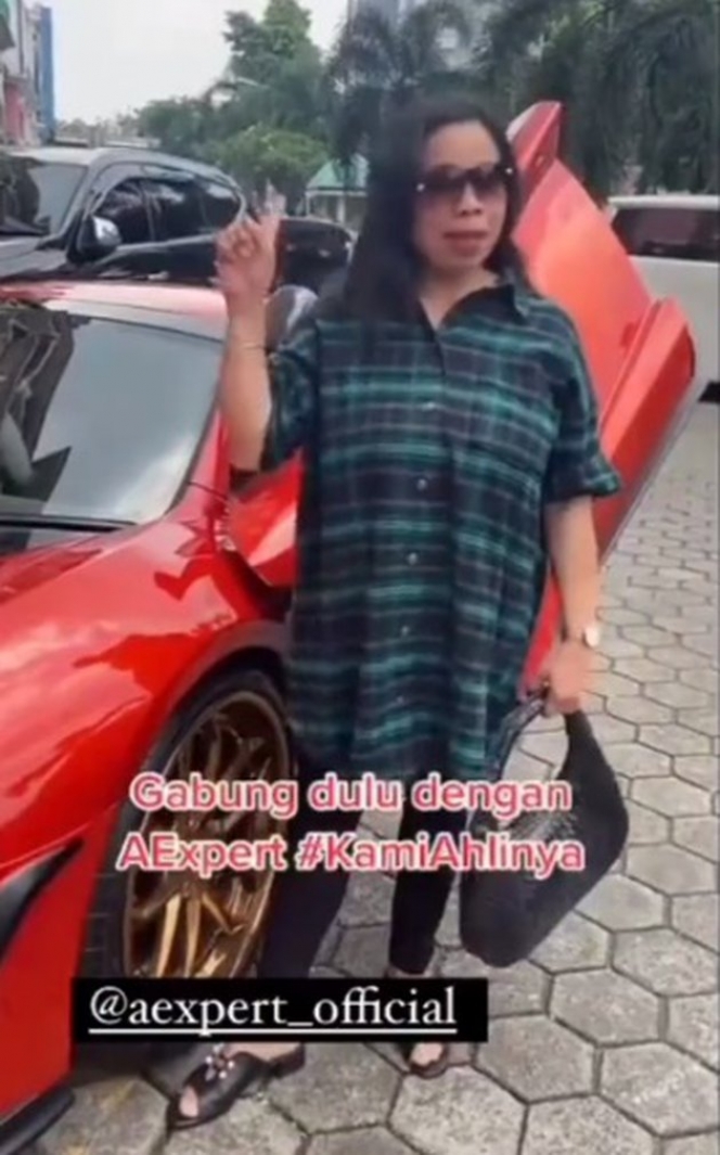 Potret Suwarsih, ART Keluarga Anang-Ashanty saat Naik Mobil Mewah Bergaya Sosialita!