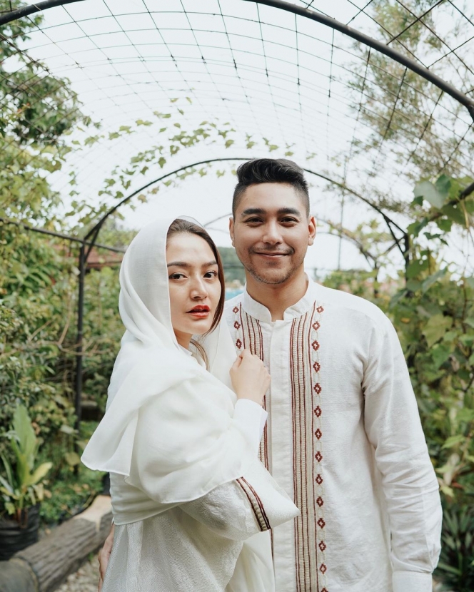 Potret Mesra Krisjiana Baharudin dan Siti Badriah yang Sedang Hamil Anak Pertama