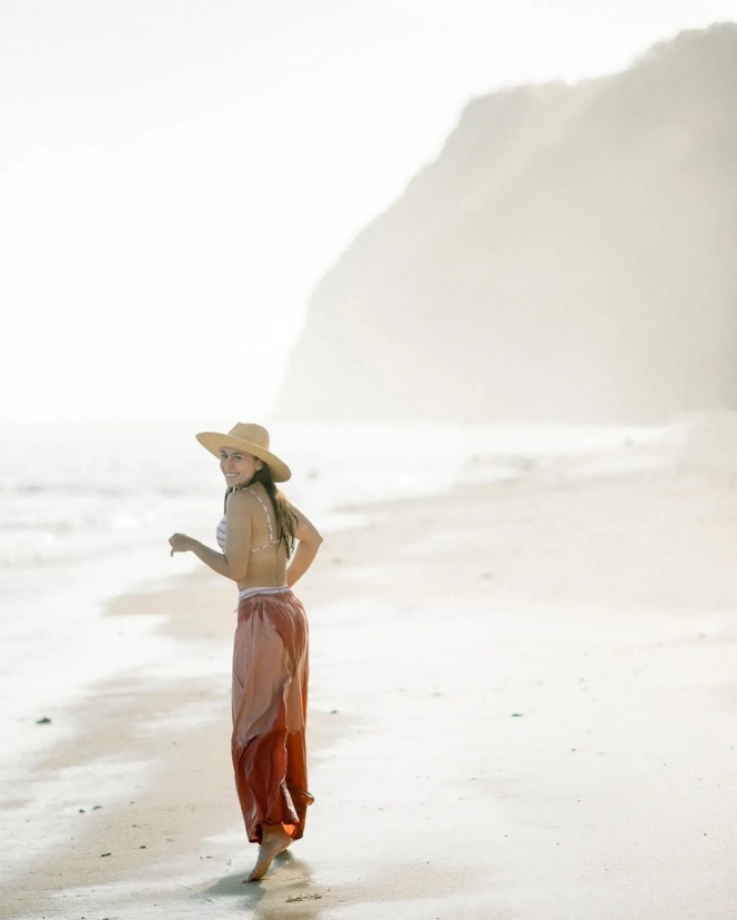 7 Pesona Wulan Guritno Main ke Pantai, Tengkurap Manja di Atas Pasir - Pamer Pemandangan Eksotis