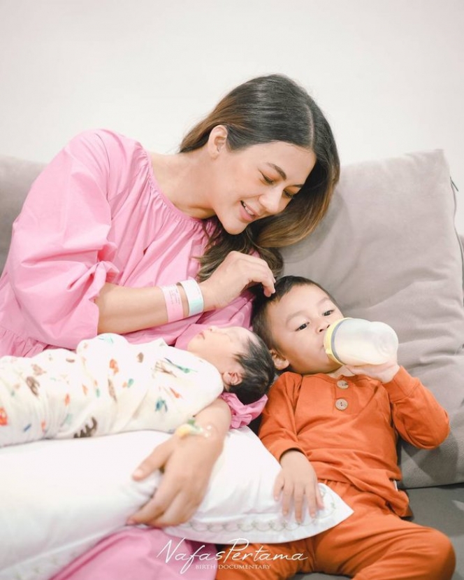 Potret Momen Kiano Pertama Kkali Ketemu Baby Kenzo, Gak Mau Jauh-Jauh dari Sang Adik
