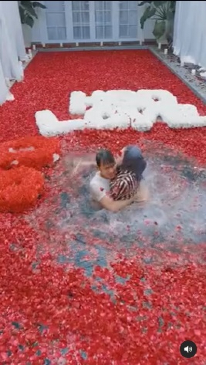 Momen Perayaan Ulang Tahun Istri Juragan99, Dapat Kejutan Romantis Sampai Kado Tas Rp 4,7 Miliar!
