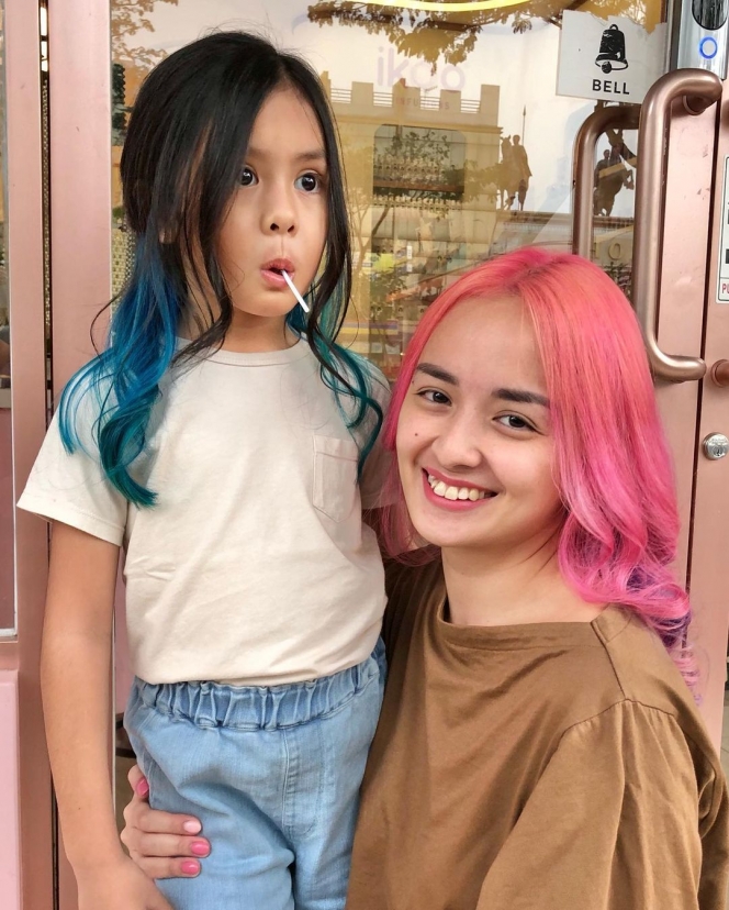6 Potret Joanna Alexandra dan Sang Anak Zoey yang Kompakan Mewarnai Rambutnya, Gemes Banget!