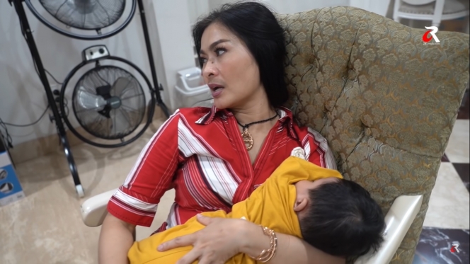 Bak Cucu Sendiri, 9 Momen Iis Dahlia Rawat Baby Syaki Anak Rizki DA yang Telaten Banget!