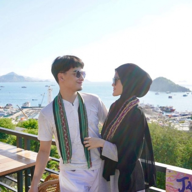 Momen Romantis Alvin Faiz dan Henny Rahman Liburan ke Labuan Bajo, Tinggal Anak-Anak?