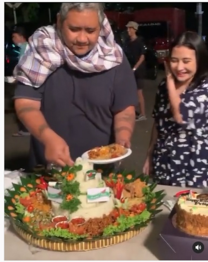9 Momen Perayaan Ulang Tahun Prilly Latuconsina di Lokasi Syuting, Reza Rahardian Sweet Banget!