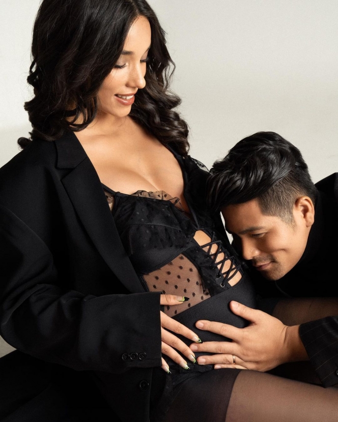 Ini Gaya Maternity Shoot Istri Erick Iskandar dengan Baju Wana Hitam, Elegan dengan Pamer Baby Bumb