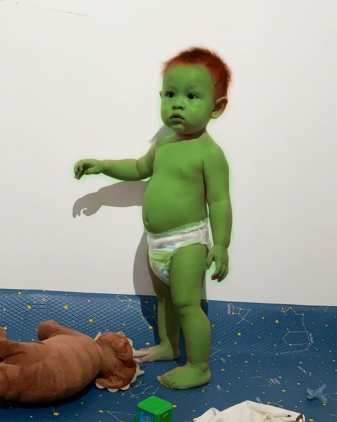 7 Potret Qeenan Anak Marcell Darwin, Sang Ayah Usil Edit Bayak Tato Sampai Berubah Jadi Hulk