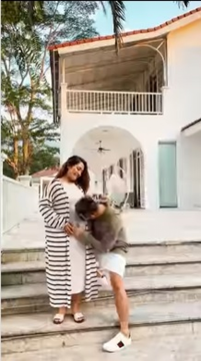 7 Potret Siti Badriah Liburan di Resort Sambil Pamer Baby Bump-nya, Asik Joget bareng Suami!