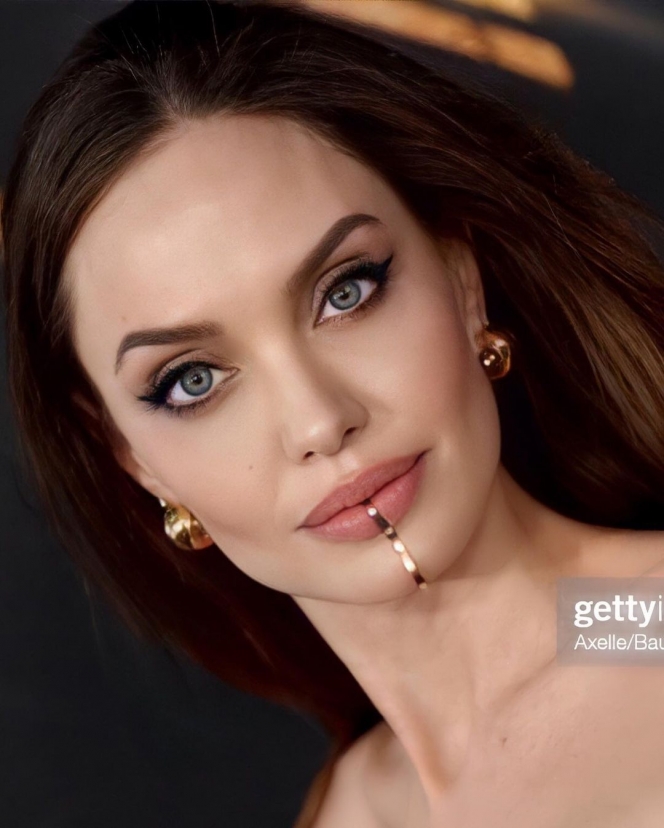 9 Potret Angelina Jolie yang Tampil Memukau di Premier Eternals, Memikat dengan Gaun Vintage